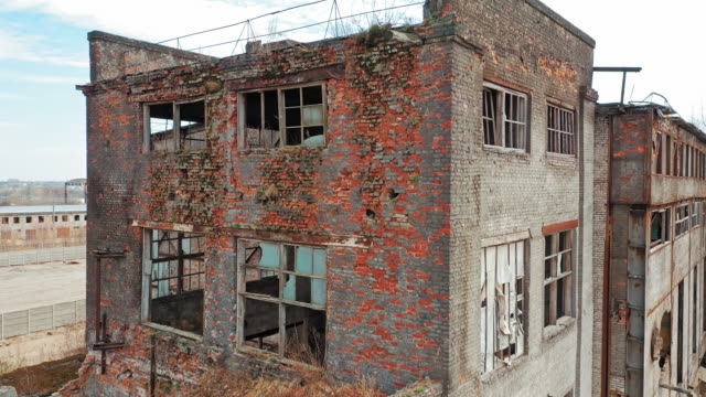 Abandonado-edificio-de-fábrica-industrial,-ruinas-y-concepto-de-demolición.