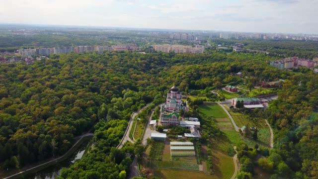 Luftaufnahme-der-Kathedrale-St.-Panteleimon-in-Kiew