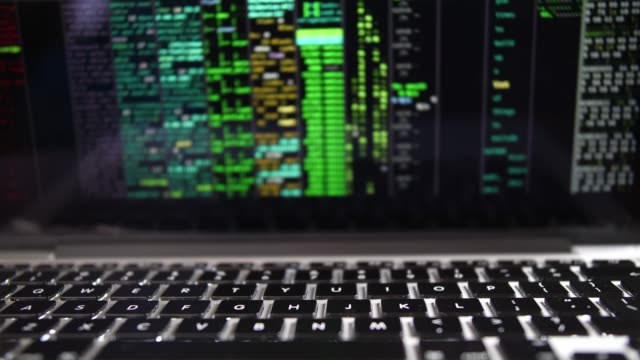Computerkonsole-programmieren-Hacking-Code-auf-Laptop-Bildschirm-angezeigt