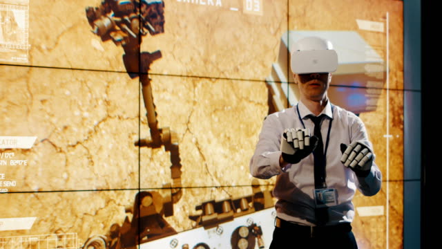 Techniker-mit-VR-Headset-und-Exoskeletthandschuhen
