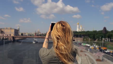 chica-toma-fotos-en-la-ciudad-telefónica-de-Moscú-desde-el-puente