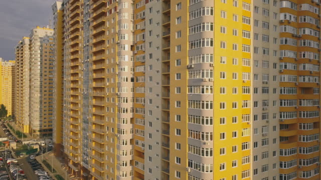 Vista-aérea-de-la-fachada-de-un-edificio-de-apartamentos-residencial-en-construcción.-Edificio-de-gran-altura-con-ventanas-y-balcones.-Industria-de-la-construcción.-Urbanización