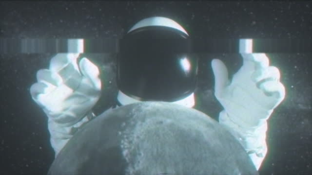 Ein-Astronaut-streckt-seine-Hände-hinter-dem-Mond-aus