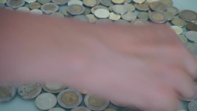 coin-counting,-counting-the-metal-Turkish-lira