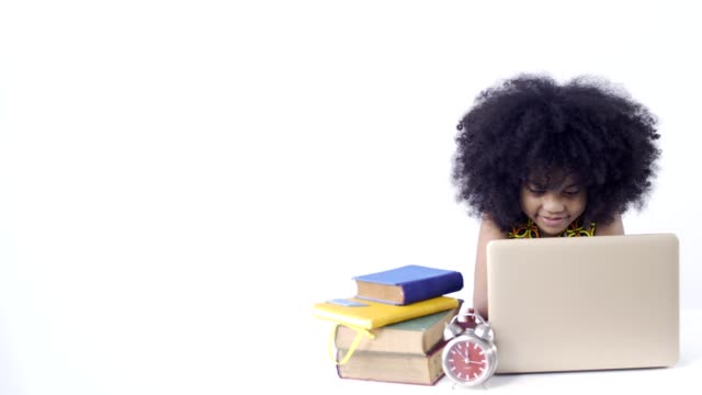 Mädchen-suchen-Multimedia-über-Notebooks-aus-dem-Internet.