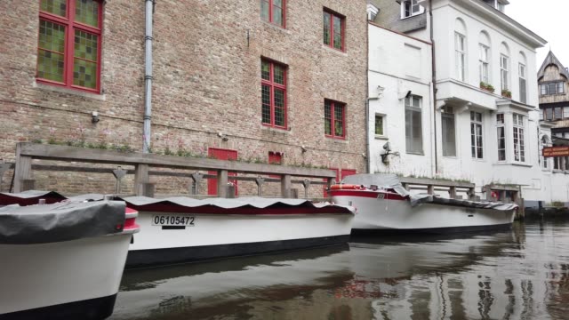 Brügge,-Belgien---Mai-2019:-Blick-auf-den-Wasserkanal-im-Stadtzentrum.-Touristischer-Spaziergang-auf-den-Wasserkanälen-der-Stadt.-Blick-von-einem-Touristenboot.
