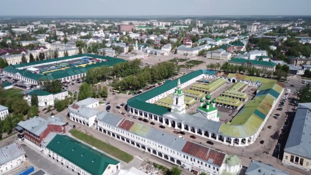 Malerische-Aussicht-von-drohne-des-Kostroma-Stadtbildes-am-Ufer-der-Wolga