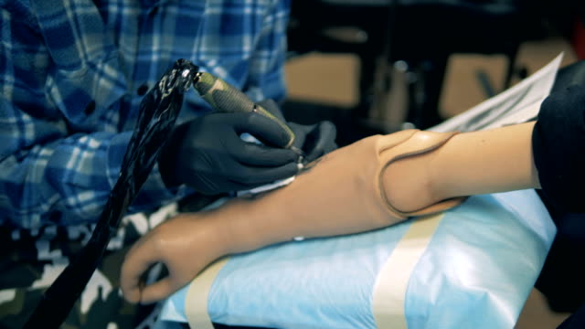 Tattoo-wird-auf-einem-Prothesenarm-gemacht