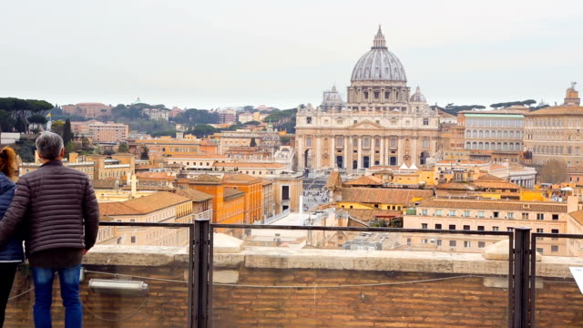 Die-Menschen-bewundern-schöne-vatikanische-Aussicht