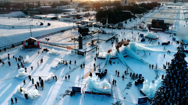 New-Year's-Moscow-with-a-view-of-the-ice-city-with-slides,-a-Christmas-tree