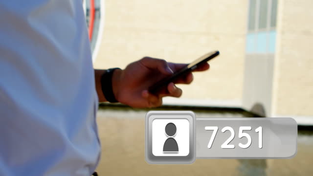Mann-flott-zu-Fuß-während-SMS-auf-seinem-Telefon-4k