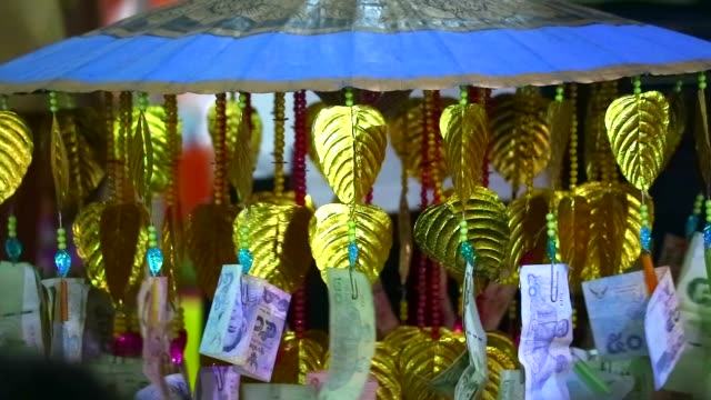 Muchos-billetes-tailandeses-donados-por-personas-decoran-con-paraguas-a-templos-en-el-evento-de-budismo