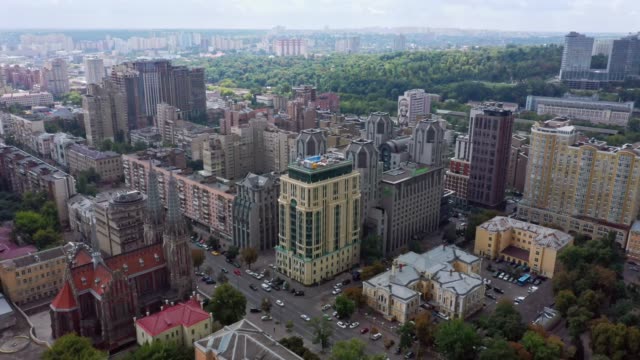 Beautiful-footage-of-Kiev,-city-center-church-and-architecture