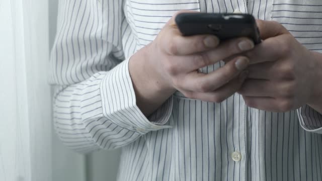 Junge-Frau-SMS-mit-ihrem-Smartphone