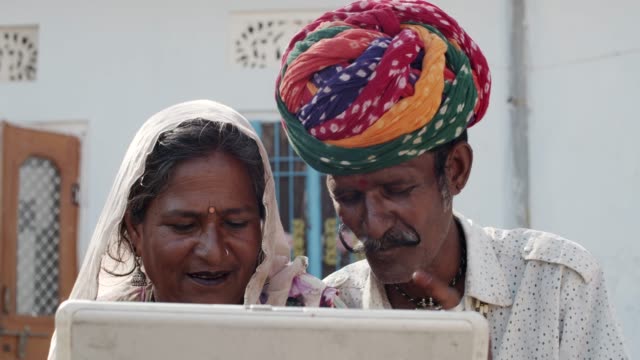 Estilo-de-vida-rural-de-una-familia-tradicional-que-utiliza-tecnología-y-ayuda-médica-en-Rajsthan