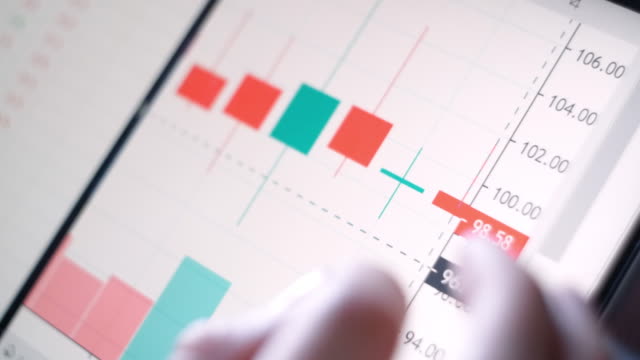 Finanzhandelsdiagramm-auf-digitaler-Anzeige.-Trader-Man-mit-Tablet-mit-Börsendaten.-Analyse-Economy-Data-On-Graph