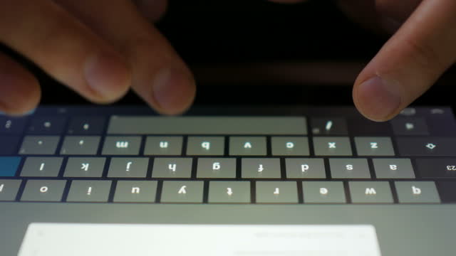 Escribir-en-un-teclado-virtual-de-tablet-PC.-El-dedo-tocando-teclas-virtuales-forman-un-teclado-digital-de-una-tableta-PC-de-pantalla-táctil.-Una-persona-escribe-un-mensaje-de-texto.-charlar-por-mensaje.