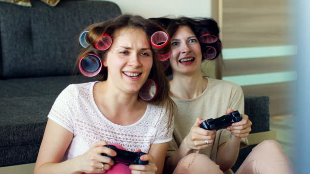 Zeitlupe-von-zwei-lustigen-Frauen-spielen-Konsolenspiele-mit-Gamepad-und-spaßigen-zu-Hause