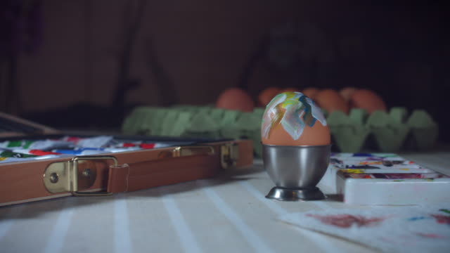4K-Inicio-la-foto-de-los-huevos-de-Pascua-pintura-infantil