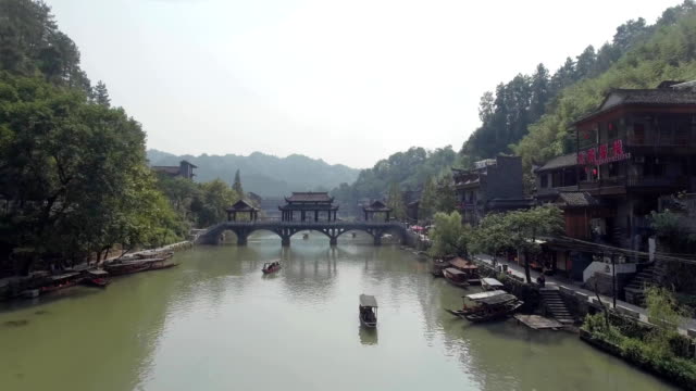 Luftaufnahme-der-historischen-Mitte-von-Fenghuang-Stadt