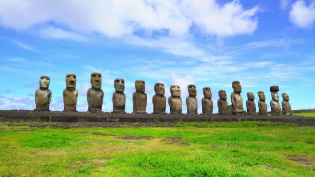 Statuen-auf-der-östlichen-Insel,-Chile