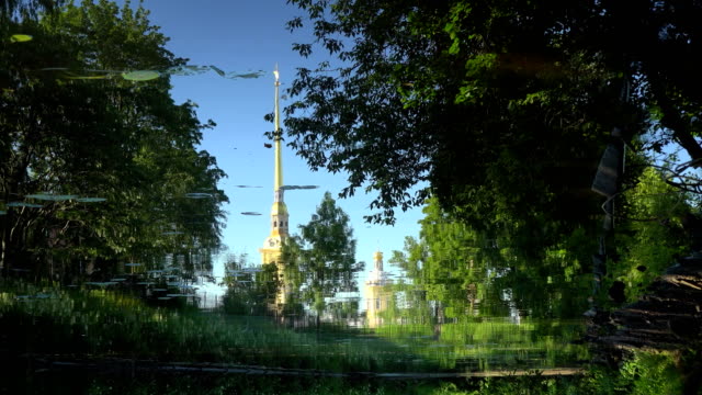 Der-Turm-der-Peter-und-Paul-Festung-spiegelt-sich-im-Wasser.-Petersburg.-4K.