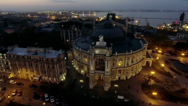 Vista-aérea-nocturna-de-la-casa-de-la-ópera-de-Odessa-en-Ucrania
