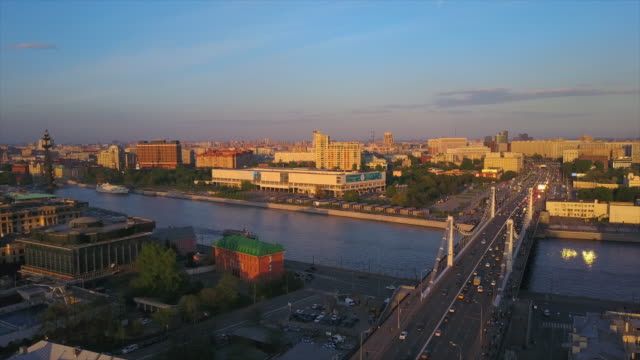 Russland-Sonnenuntergang-Licht-Moskau-Fluss-berühmten-Krymsky-Brücke-Verkehr-aerial-Panorama-4k