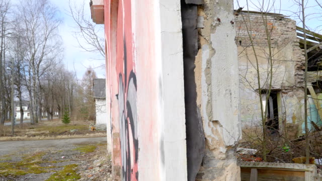 Mirar-el-interior-de-la-casa-arruinada-en-Ucrania