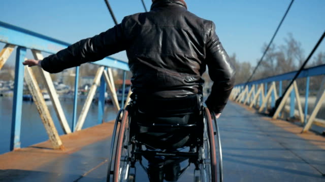 Menschen-und-Handicap,-männliche-ungültig-auf-Rollstuhl,-Behinderte-Fahrt