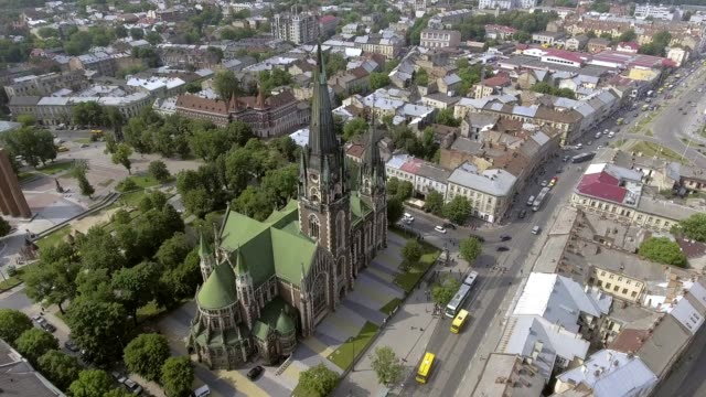 Vuelo-sobre-la-iglesia-de-St.-Elizabeth-en-Lviv,-Ucrania