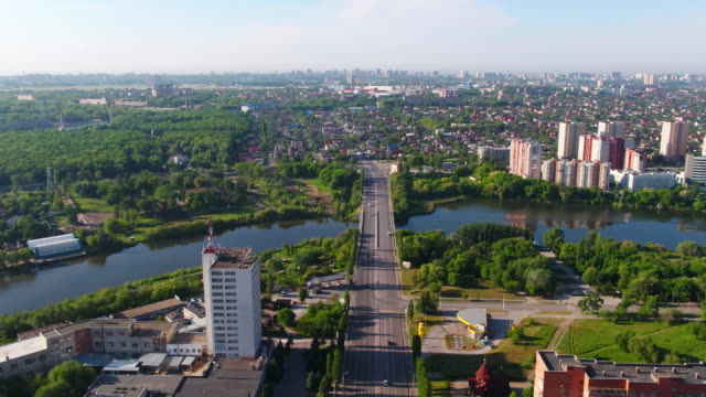 Luftbild-von-Moskau-mit-Moskwa-aus-eine-moderne-Schrägseilbrücke.-Blick-aus-dem-Himmel-auf-Brücke-in-die-Stadt-und-den-See