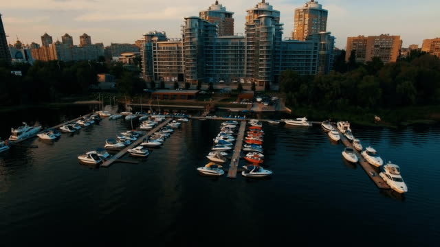 Luftbild-auf-luxuriöse-Apartments-mit-Pier-und-Boote-4K