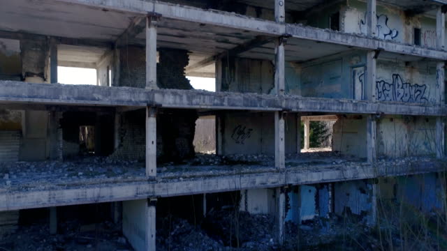 Ein-großes-Gebäude-aus-dem-russischen-Krieg-ruiniert