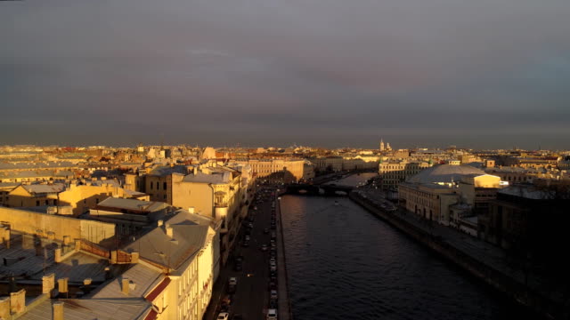 Los-tejados-de-San-Petersburgo-aérea-drone-río-Neva