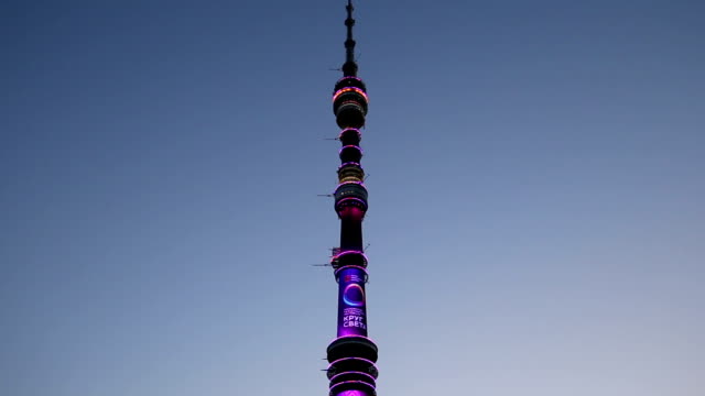 Torre-de-la-televisión-(Ostankino)-por-la-noche,-Moscú,-Rusia