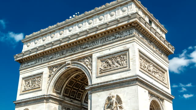 Oben-auf-den-Arc-de-Triomphe-Triumphbogen-des-Star-Zeitraffer-ist-eines-der-berühmtesten-Denkmäler-in-Paris