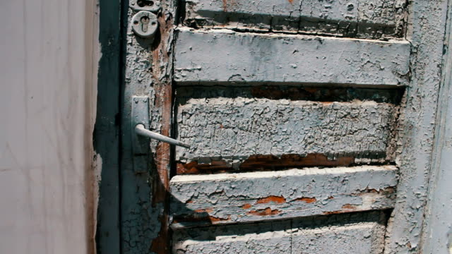 Época-antigua-madera-shabby-con-pintura-gris-de-una-puerta-en-la-calle
