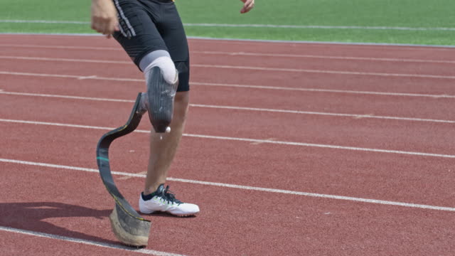 Amputierte-Sportler-leiden-unter-Schmerzen-im-Bein-beim-laufen-im-freien