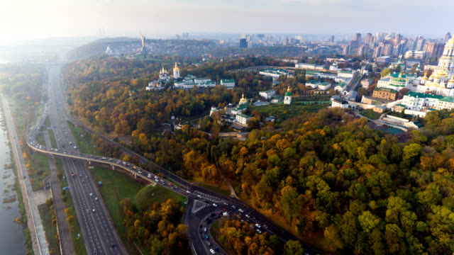 KIEV,-Ucrania-el-19-de-octubre-de-2017:-Vuelo-sobre-el-terraplén-de-la-ciudad-de-Kiev,-Ucrania