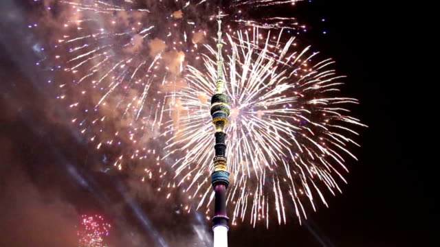 Feuerwerk-über-dem-Fernsehturm-(Ostankino),-Moskau,-Russland