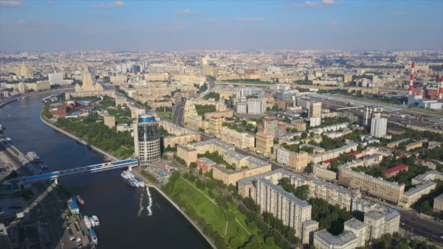 Rusia-día-soleado-Moscú-ciudad-río-Bahía-hotel-famosos-edificios-aérea-panorama-4k