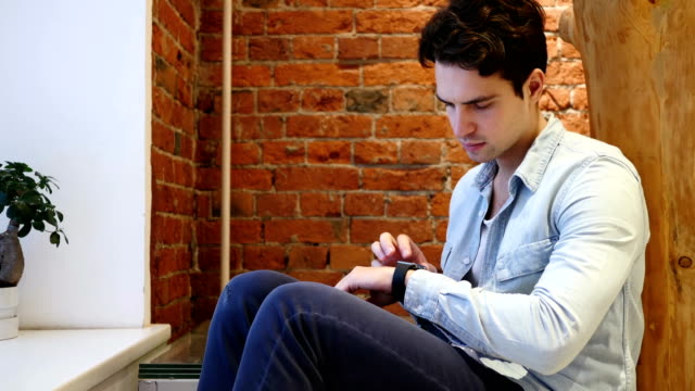 Hombre-usando-Smartwatch-para-navegación,-correo-electrónico-y-mensajes