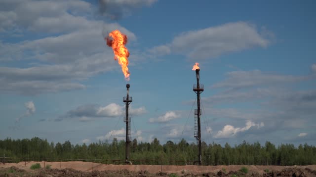 Huge-oil-gas-torch.-4К