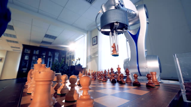 Inteligencia-artificial,-robot-ajedrecista-jugando-al-ajedrez-con-un-hombre.-4K.