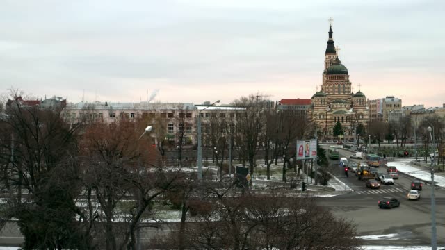 Vehicles-moving-in-Kharkiv,-overviewing-Annunciation-cathedral,-timelapse