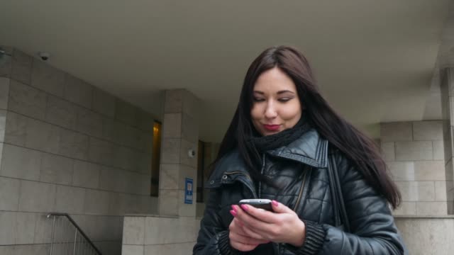 Wunderschöne-Mischlinge-Frau-mit-Smartphone-Technologie-app-zu-Fuß-durch-die-Straßen-der-Stadt-urban-glücklich
