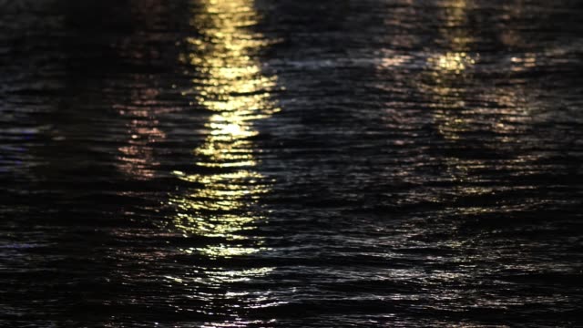 luces-de-la-ciudad-reflejan-en-el-agua