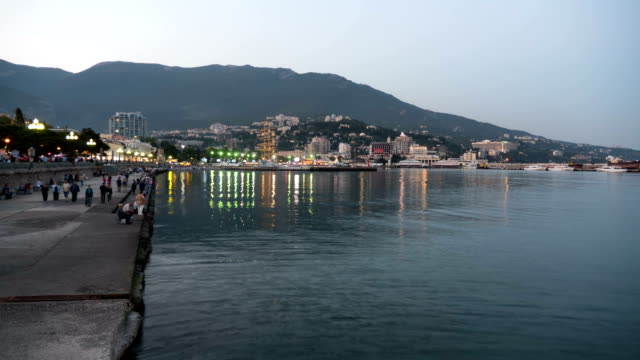 Nacht-Damm-von-Jalta,-Crimea.-TimeLapse