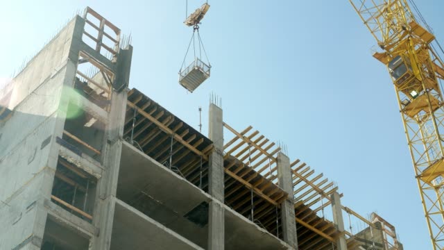 Bau-Kran-arbeiten-Hochhaus-4k